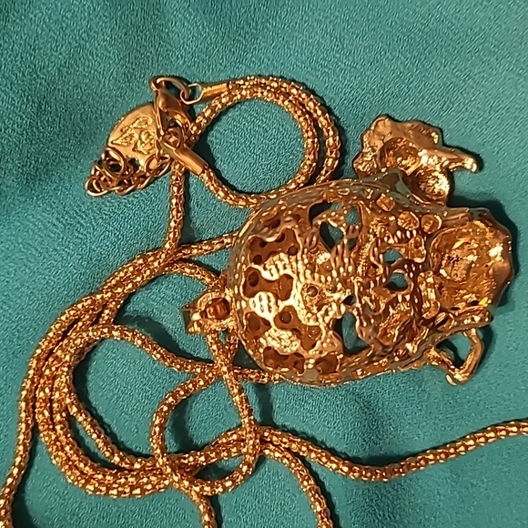 Betsy Johnson Skull necklace - Picture 3 of 3